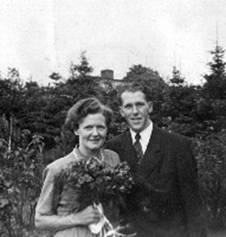 Lilly og Niels Ocholm Madsens bryllupsbillede 31. juli 1954. Til venstre: Niels Christensen Madsen og Lily & Niels O. 1958.