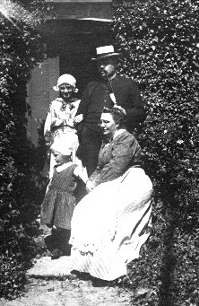 Jannick Davidsen med familie foran Refugiet.