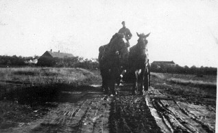 Hesteforspand krydser sporet fra mergelbanen på Lillemosevej i 1944.